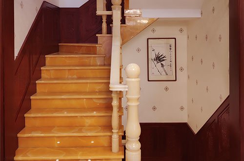 永济中式别墅室内汉白玉石楼梯的定制安装装饰效果